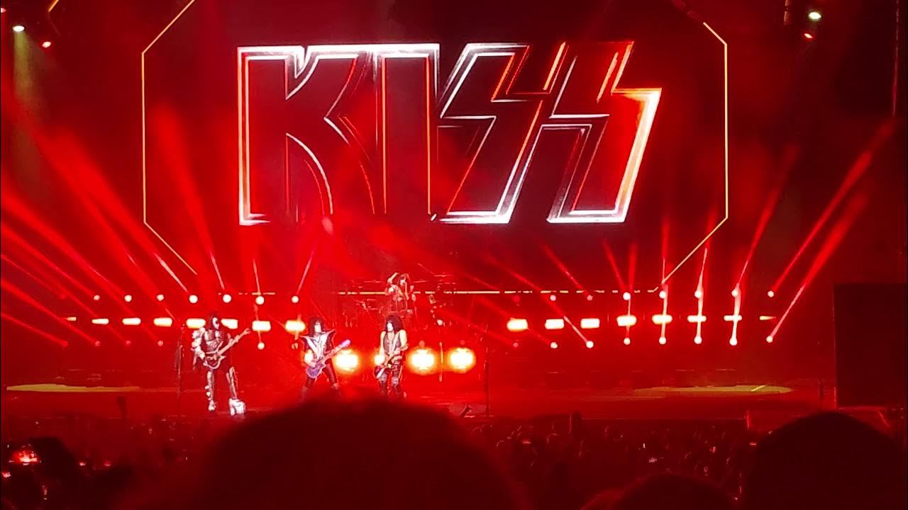 Dick live. Kiss концерт Краснодар 2013. Kiss концерт в Москве. Kiss lick it up album.