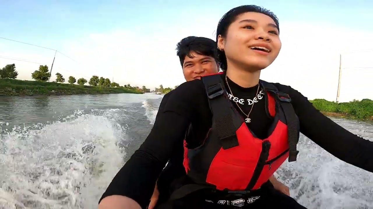 Ngày Thứ 2 Tập Lái Moto Nước Của Bé Vy