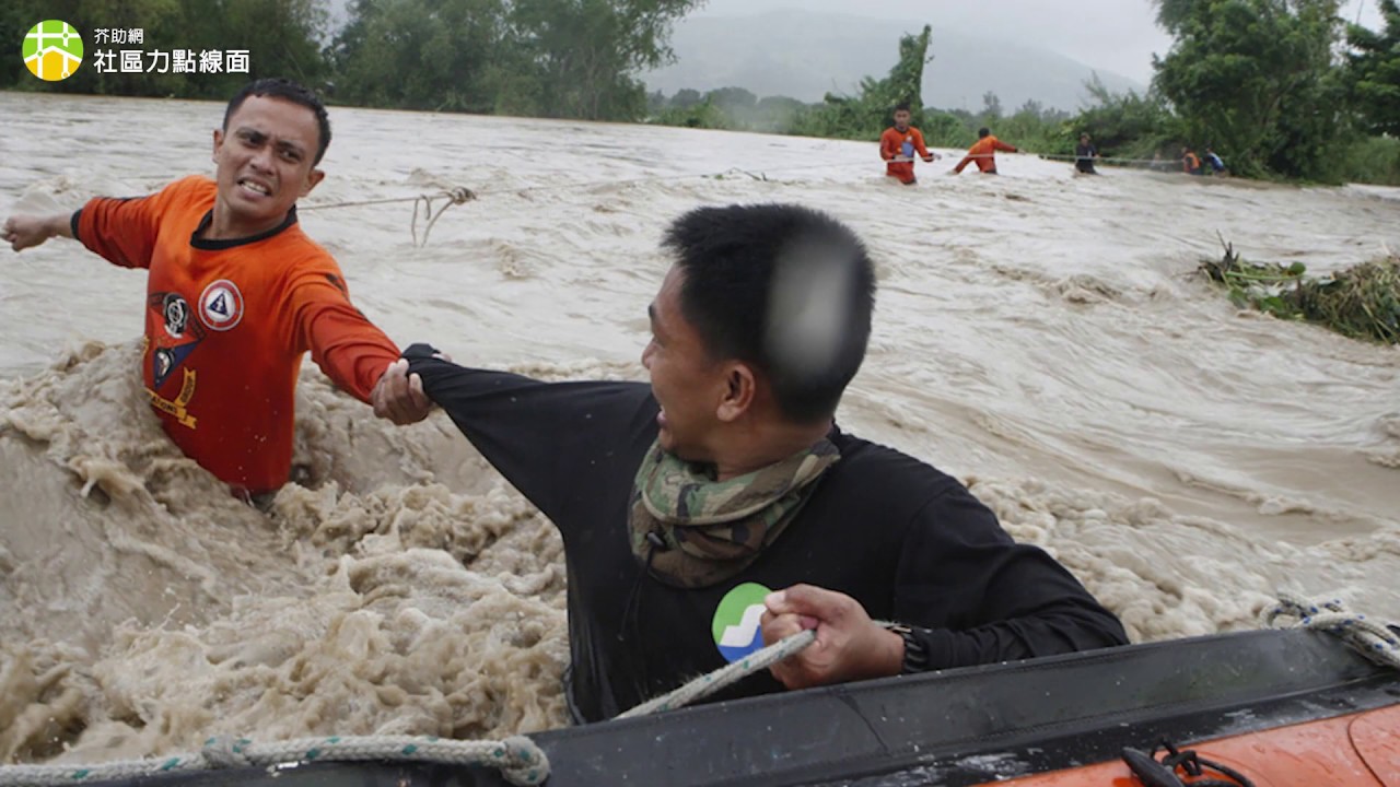 Попали в сильное течение. Люди спасаются от ЦУНАМИ. Спасение людей при ЦУНАМИ. Наводнение человек в воде.