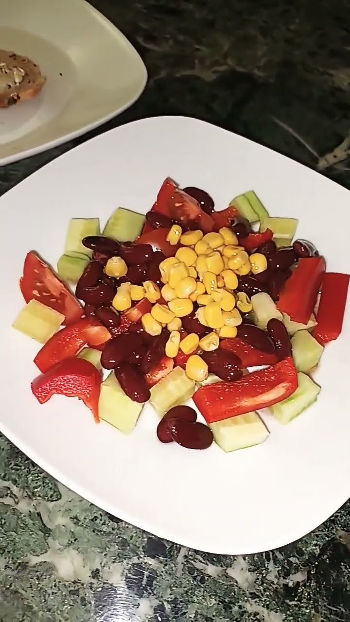 Kinder Bohnen Salat mit Bio Schlangen Gurken Würfel..Tasty Tomaten ...