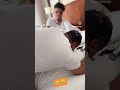 Yatakta uyuyan cüceli adamın kaçtığını aldırdı sonra da yatakta uyuyan adamın saçlarını aldırdı