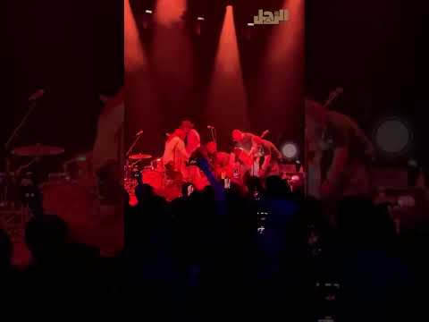 مشاجرة عنيفة بين أعضاء فرقة روك شهيرة على خشبة المسرح 