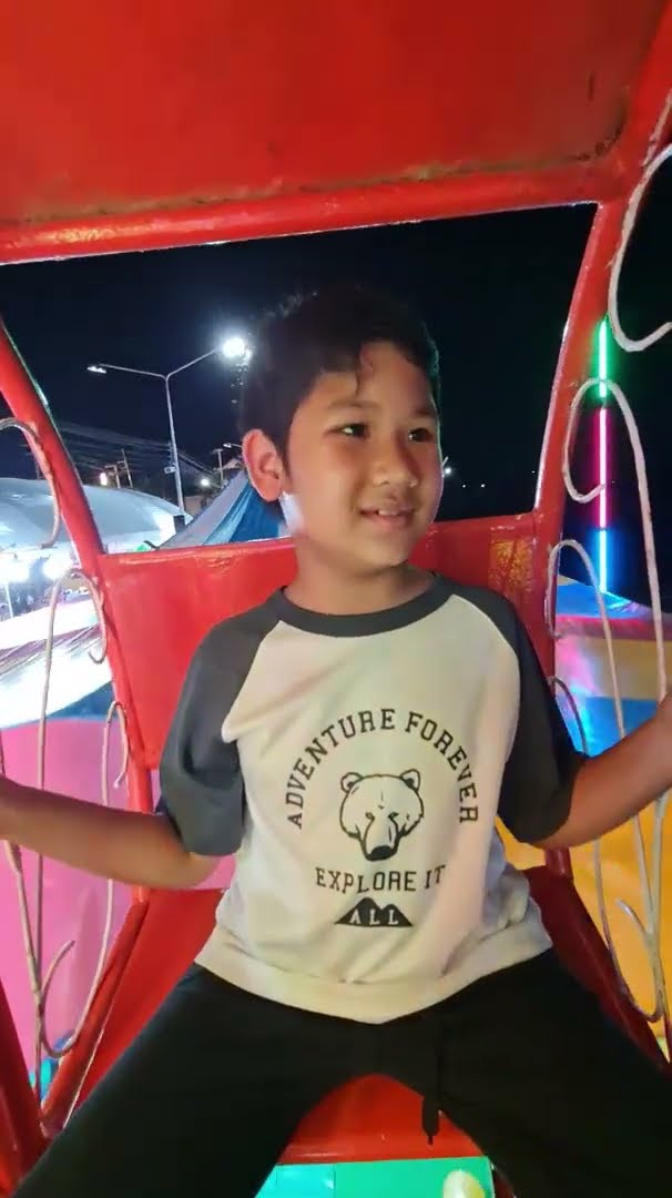 น้องบีมนั่งชิงช้าที่ริมน้ำบ้านโป่ง