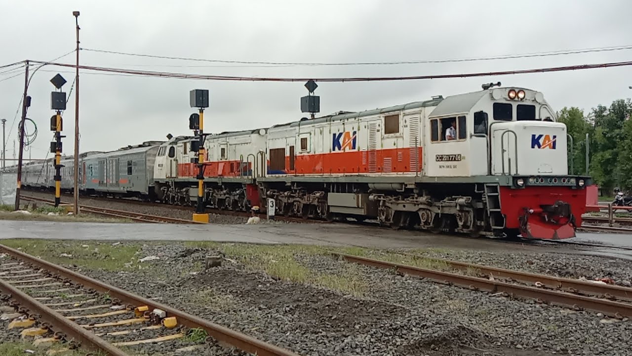 MOMEN KA TEGAL BAHARI DUA LOKOMOTIF GUNA PERBAIKAN BUBUT RODA DI TEGAL