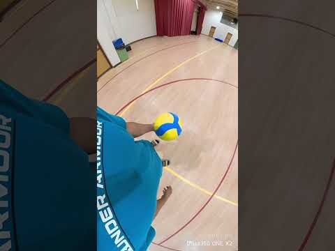 فيديو: 3 طرق لخدمة الكرة الطائرة برفع اليد