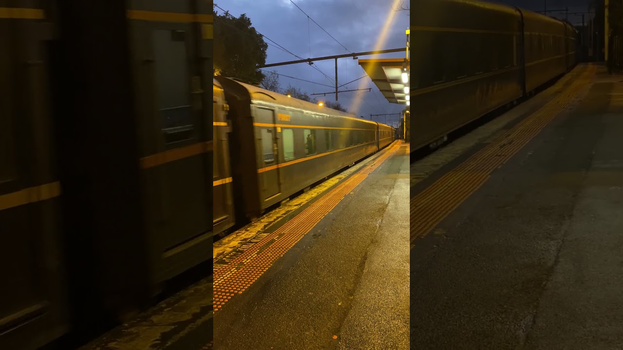 A² 986 and T356 passing through Moonee Ponds - 27th of July 2024