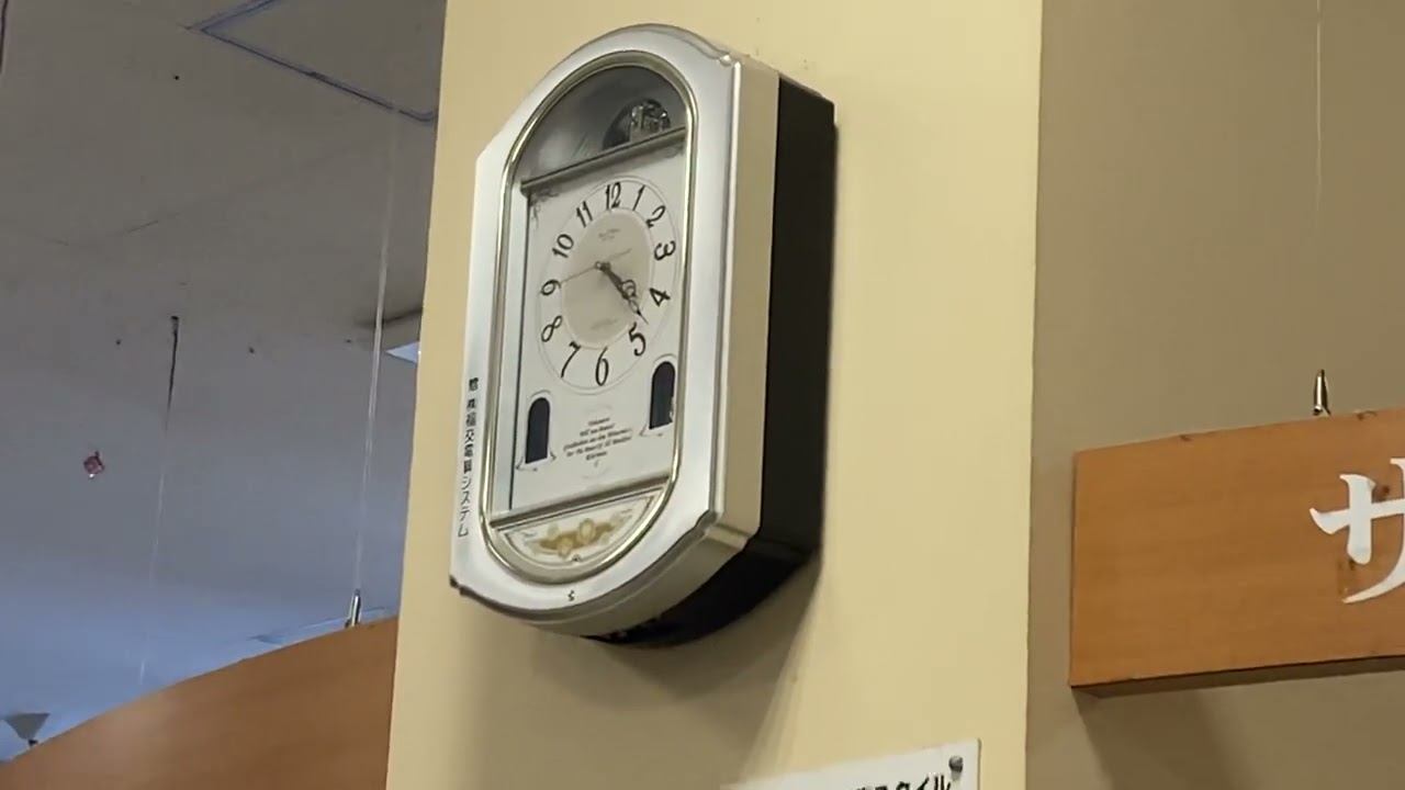 スモールワールドティアラ からくり時計 - YouTube