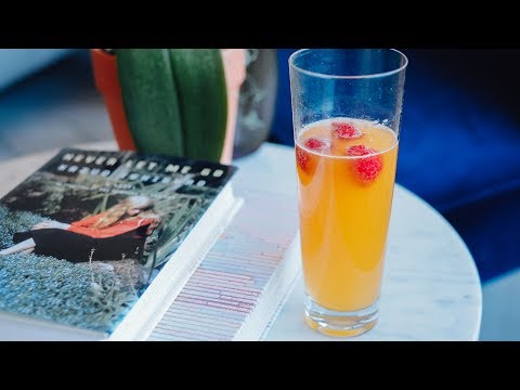 apricot-bellini---super-easy-summer-cocktail