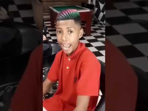 niño brasileño cantando jingle Bell XD