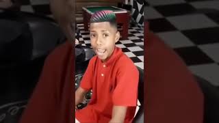 niño brasileño cantando jingle Bell XD Resimi