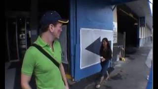 Episode 3: Balade en ville
Ignacio Chollet, paysan de Bottens gagne un concours radiophonique (Couleur 3) et part pour Sydney... Episode 3: Balade en ville