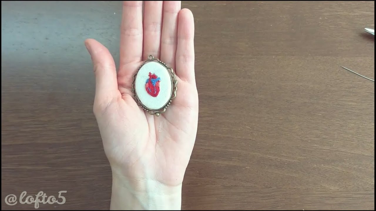 Pingente bordado oval - @Cazuloo