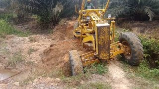 DETIK DETIK MENEGGANGKAN ❗❗ GRADER HAMPIR KEBALIK DI GORONG GORONG