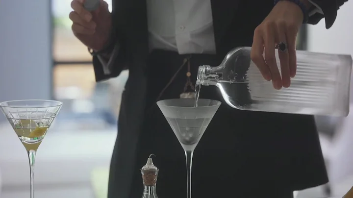 Emily & Stephanie - "Womanizer"(A Simple Favor)