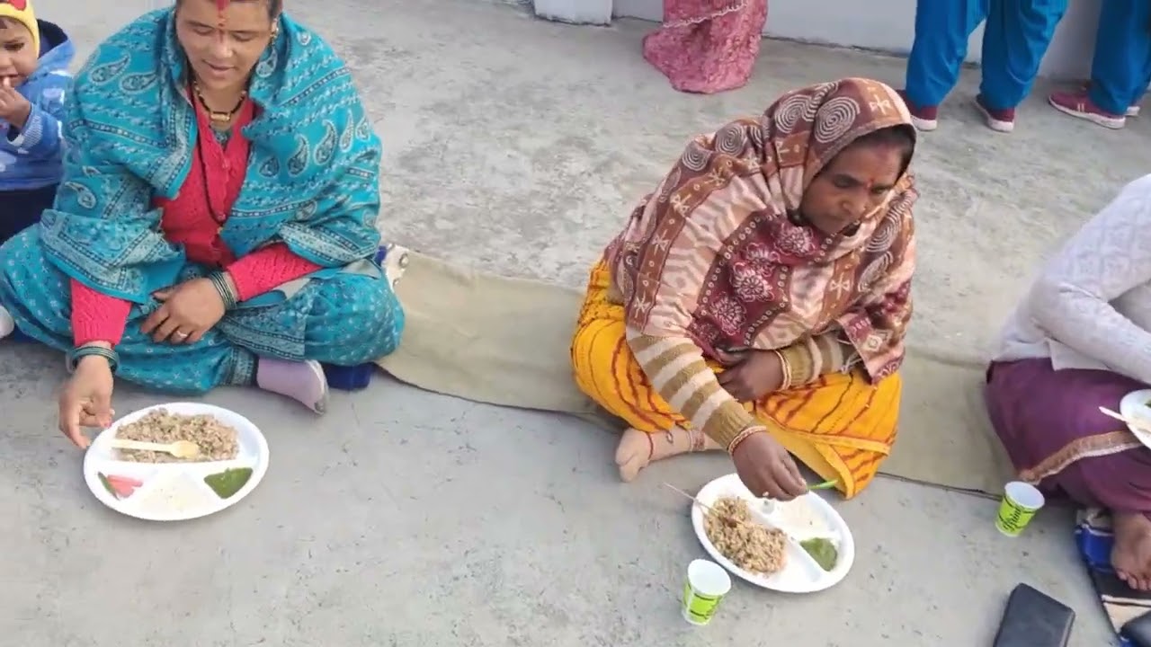 आज मेरे दोस्त के घर में खिचड़ी का वितरण हुआ