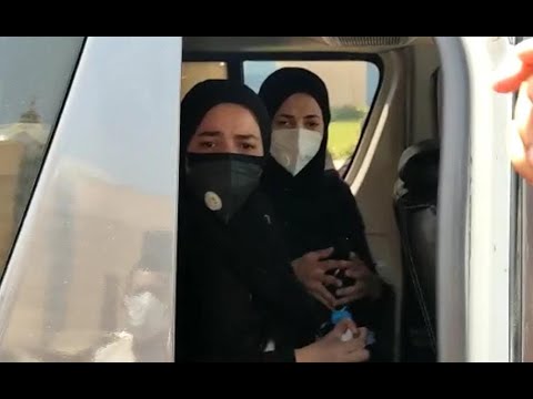 بكاء وانهيار إيمي ودنيا سمير غانم في جنازة دلال عبدالعزيز