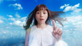 川口春奈、幻想的な世界で空飛ぶ巨大な鯨に遭遇?!　AZUREA新CM