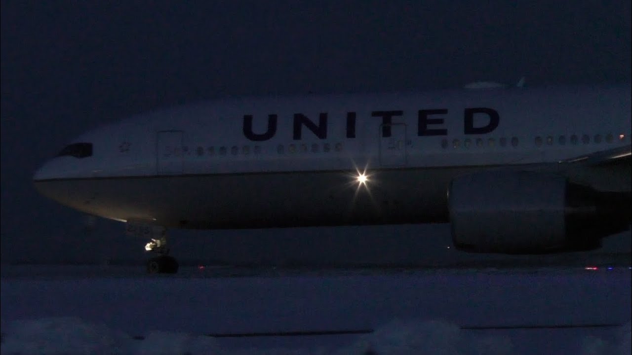 Diversion - United 777-222ER [N795UA] Taxi and Takeoff from Calgary Airport  ᴴᴰ