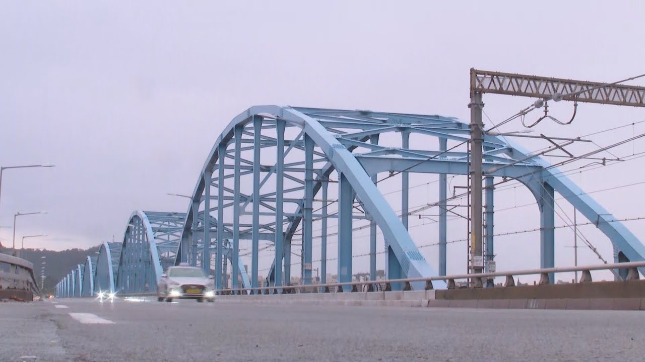 newspaper mockup 서울 등 수도권에 약한 비…오후에 차츰 그칠 듯 / 연합뉴스TV (YonhapnewsTV)