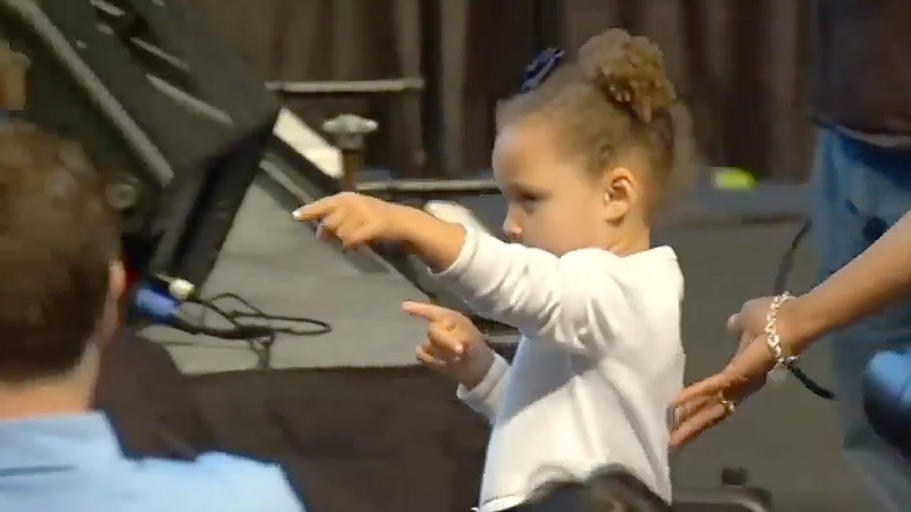 Riley Curry steals the postgame show again 