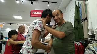 Kadinlar Alişveri̇ş Yaparken Erkekleri̇n Düştüğü Komi̇k Haller Komik Videolar Karı Koca