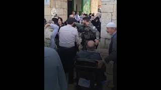 قوات الاحتلال الإسرائيلي تعـ ــتـدي على كبار في السن أثناء توجههم لأداء صلاة الجمعة