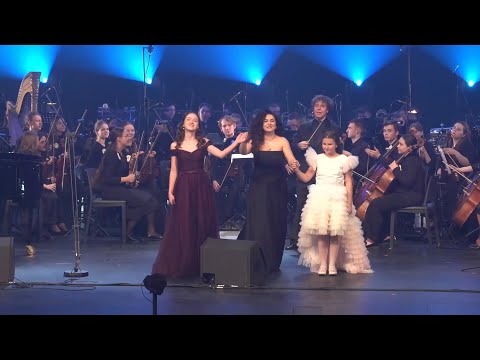 'Поцелуй', А. Аглатова, А. Чуйкова, В. Парий. “Kiss”, A. Aglatova, A. Chuikova, V. Pariy.