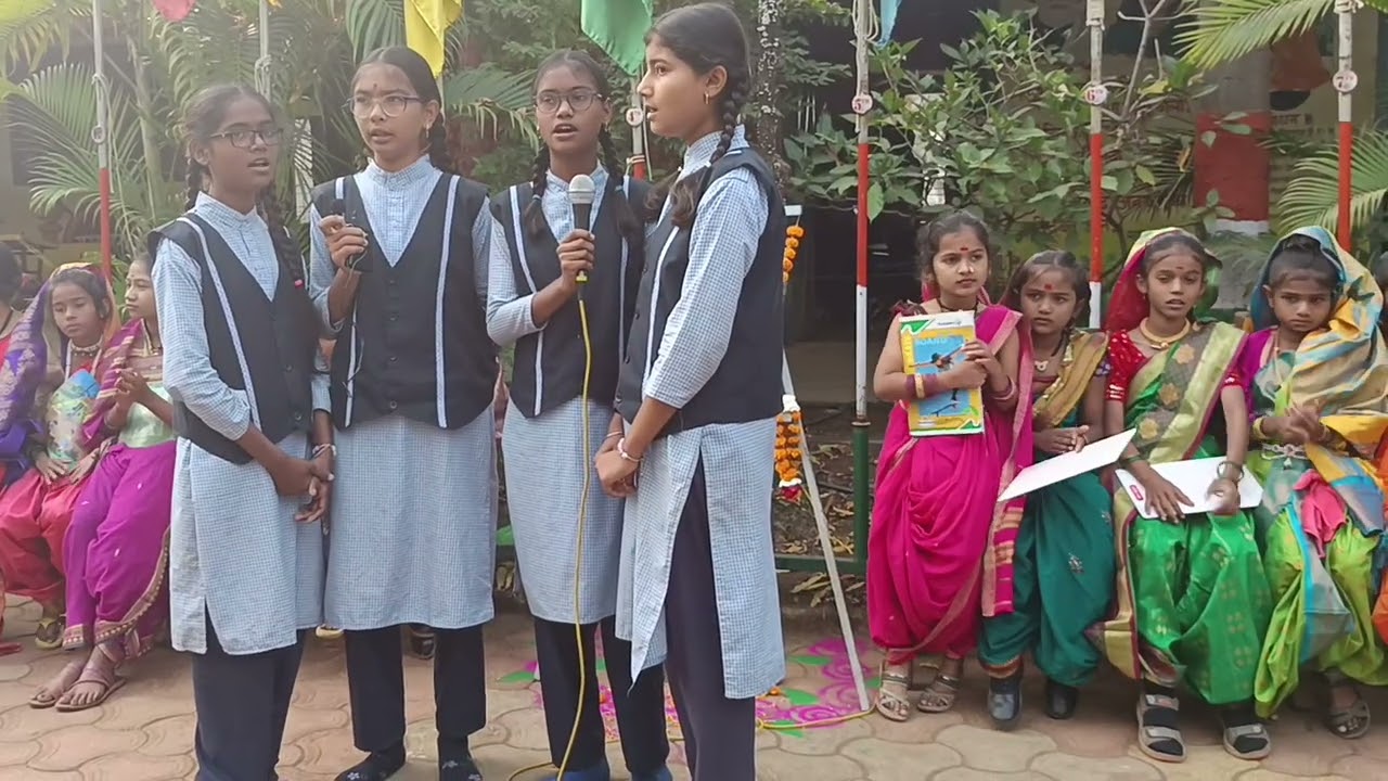 तन्वी साठे,नम्रता कांडेकर, पूजा महाले आणि वैष्णवी जाधव.....सावित्रीबाई फुले यांचे गाणे म्हणत आहेत.