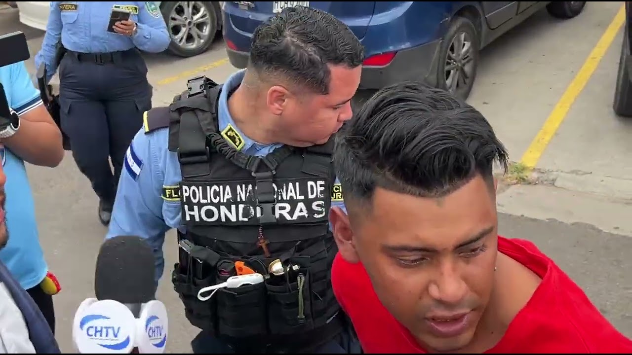 Periodistas y camarógrafos amarran a ladrón que intentó robar un teléfono celular a comunicadora.