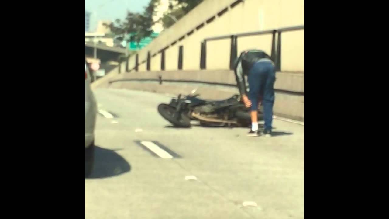 Motoboy chuta espelho e se dá mal