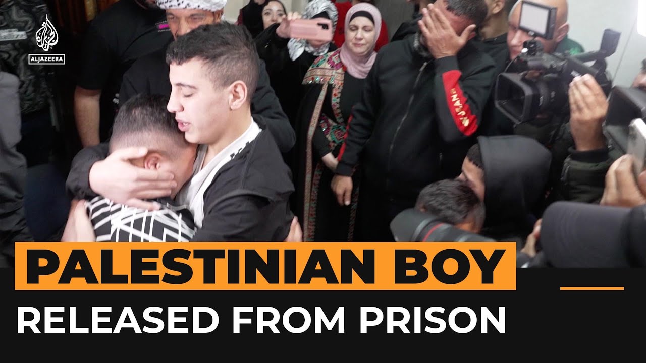طفل فلسطيني يُفرج عنه من سجن إسرائيلي يعود إلى منزله | قناة الجزيرة الإخبارية