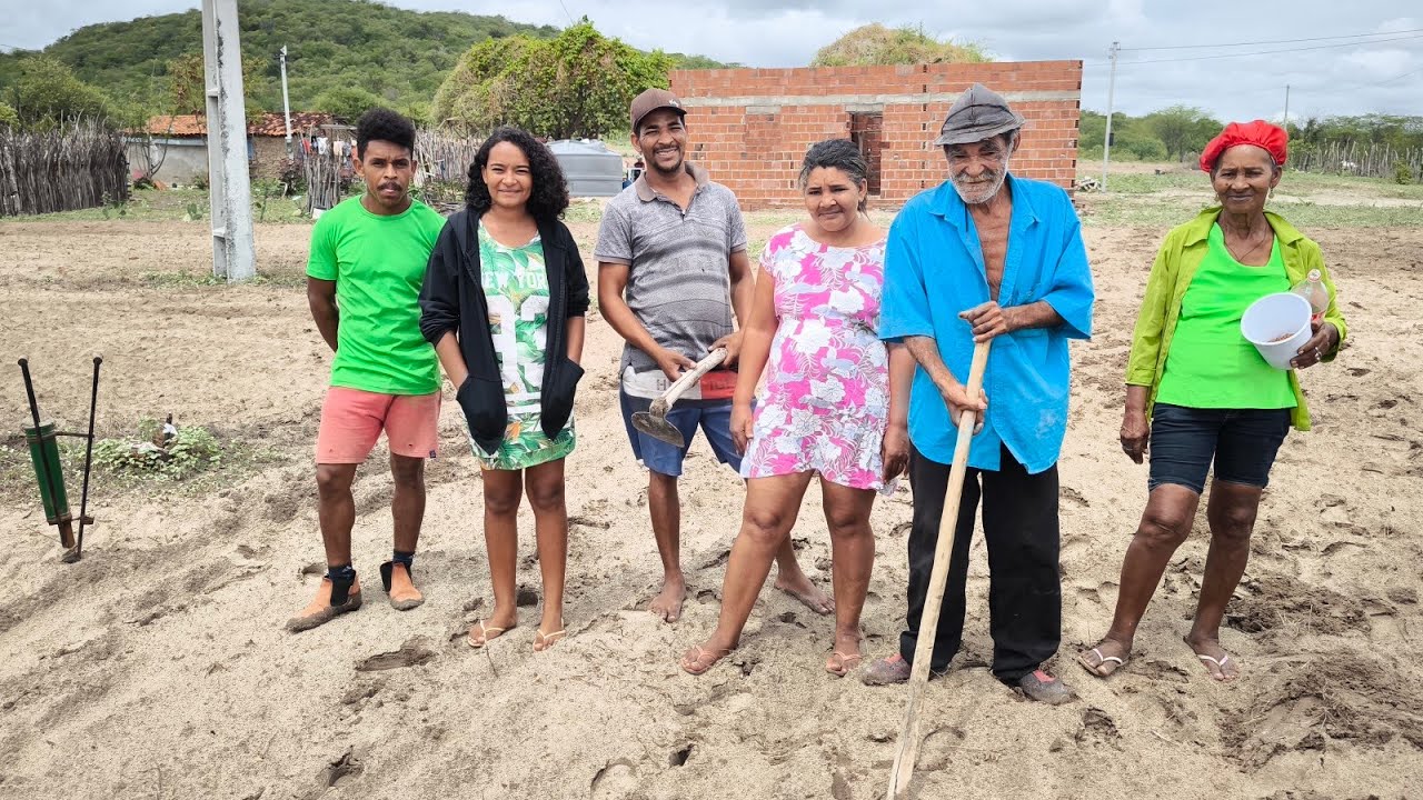 AGRICULTORES DO SERTÃO PERNAMBUCANO INICIA AS PLANTAÇÃO DE FEIJÃO DE CORDA E MILHO.