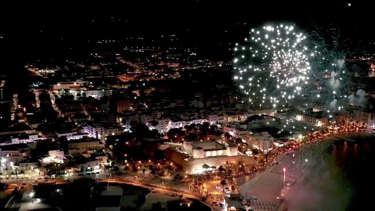 Spettacolari fuochi d'artificio a Manfredonia - YouTube