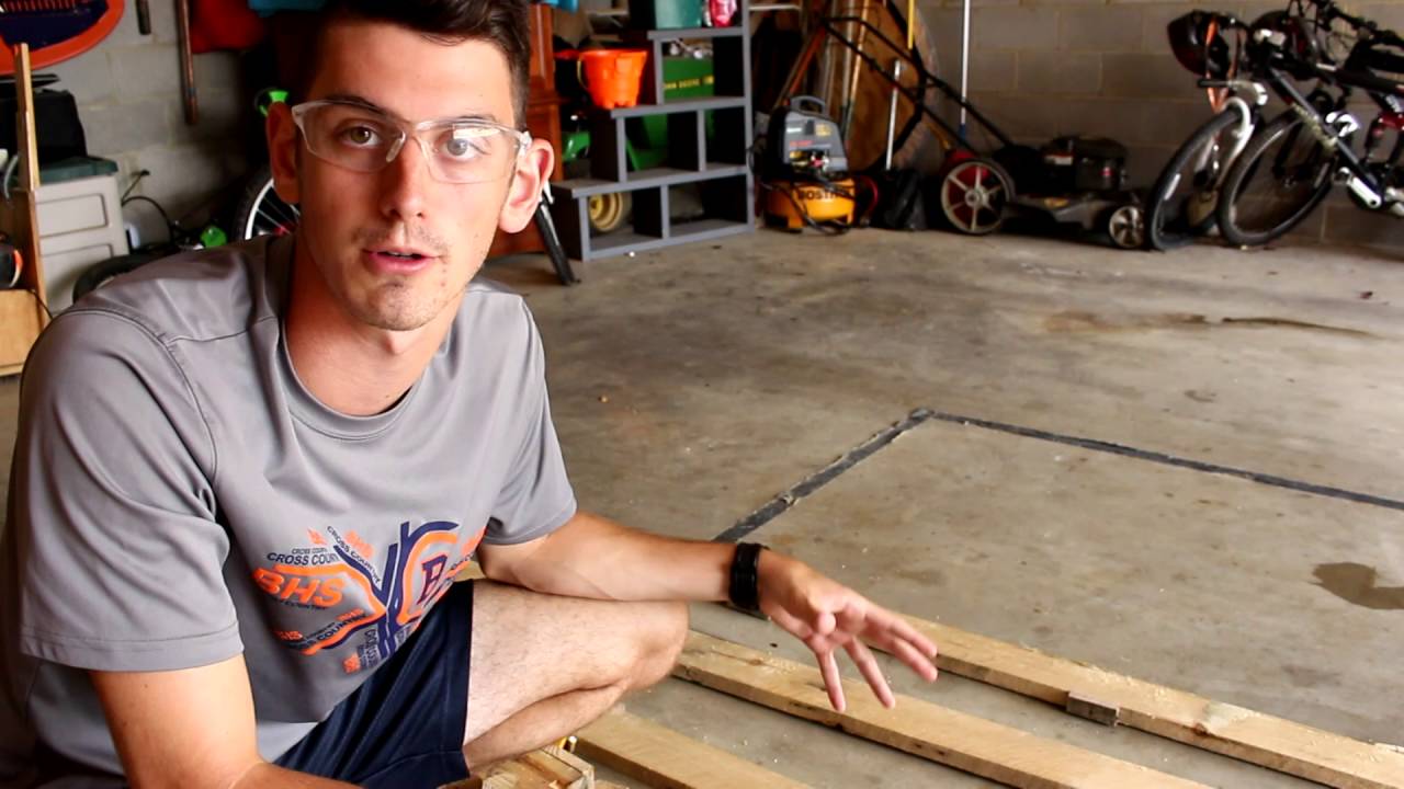 DIY Shipping Pallet Headboard