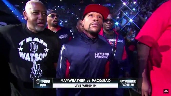 Floyd mayweather walking his aprentace ´Davis´ to the ring