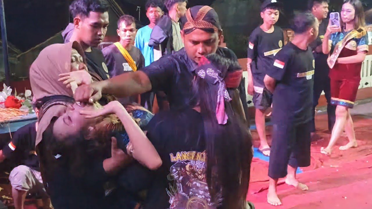 Sampai subuh!! Cewek kerasukan leak tak kunjung sembuh | kuda lumping langen eko budoyo