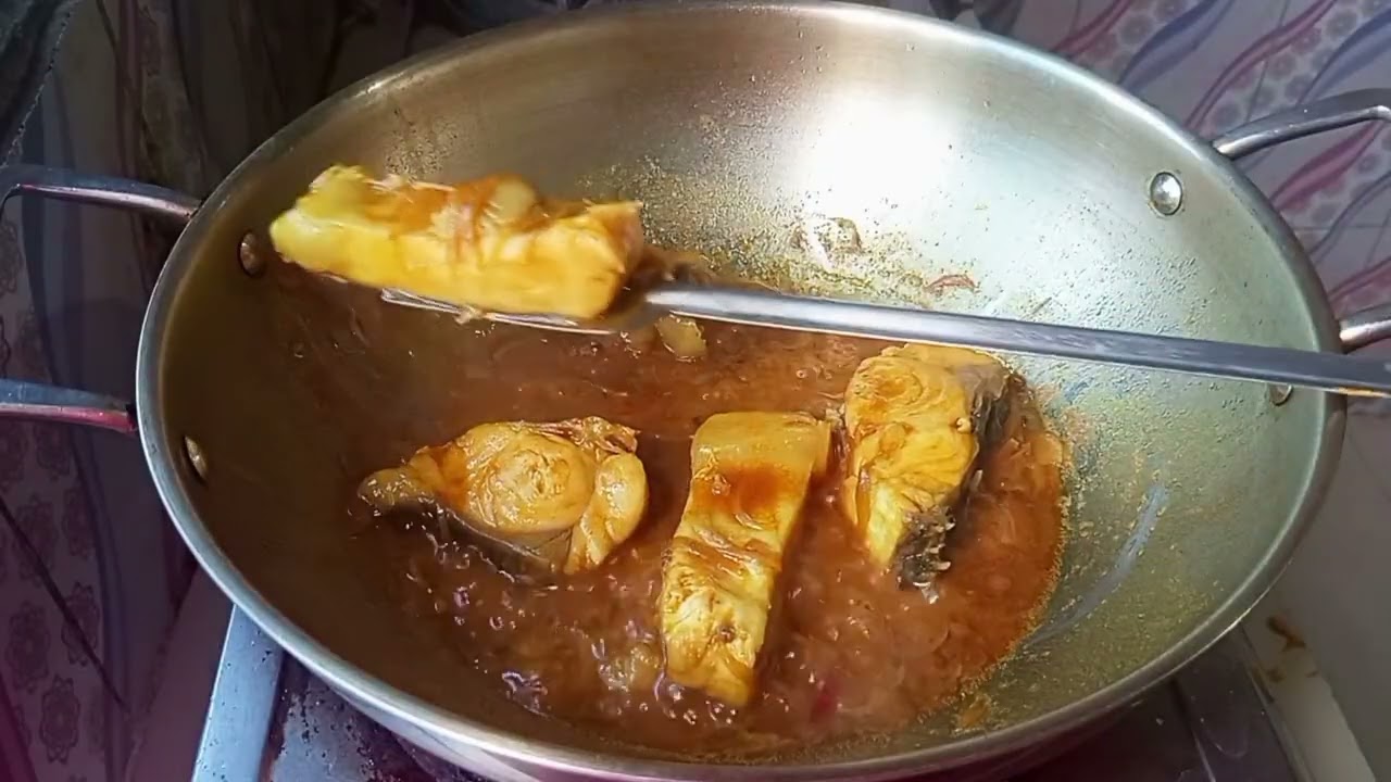 ফুল কপির তরকারি বড়ো মাছ দিয়ে। বাঙালি খাবার 