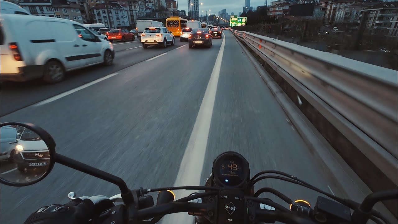 Soğuk, Kasvetli, Yüksek yoğunlukta Trafik İstanbul Sabahı