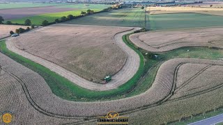 Engsaat Mais Dreschen mit 12 Reiher Maispflücker &amp; Körnermais direkt auf LKWs Verladen Tierfutter 