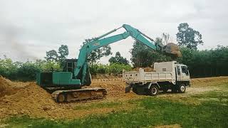 รับชม sk045 ตักดินใส่รถดั้มมาลุ้นกันจะมีโหลดไหม excavator dump truck Thailand #kobelco