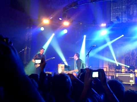 Chris Martin and Jonny Buckland - Yellow : Live at...