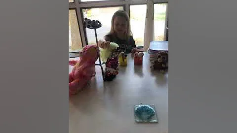 Sister fight LOL surprise