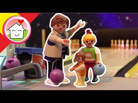 Playmobil en español Jugando a los bolos con la familia Hauser | cine infantil