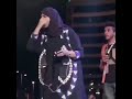 هوشه ساره الودعاني مع صديقتها على المسرح