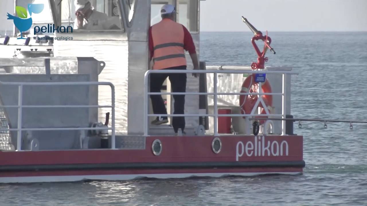 Pelikan, the ecological boat that cleans up the sea from the waste