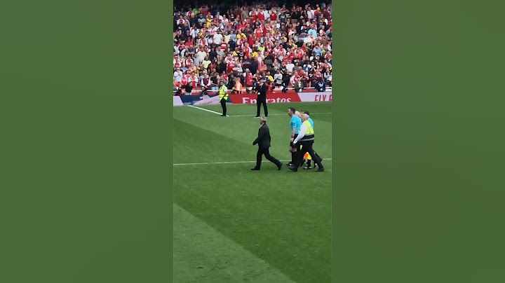 The ref who ruined a game, walks off the pitch. #Arsenal #Brighton