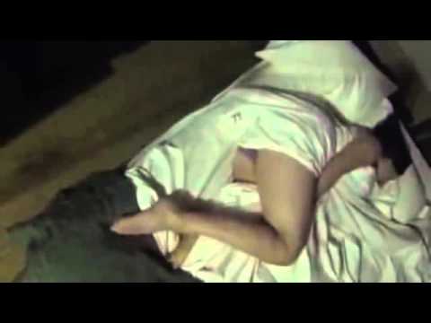 Video: Aktorja Tilda Swinton fle në një kuti qelqi në Muzeun e Artit Modern në Nju Jork