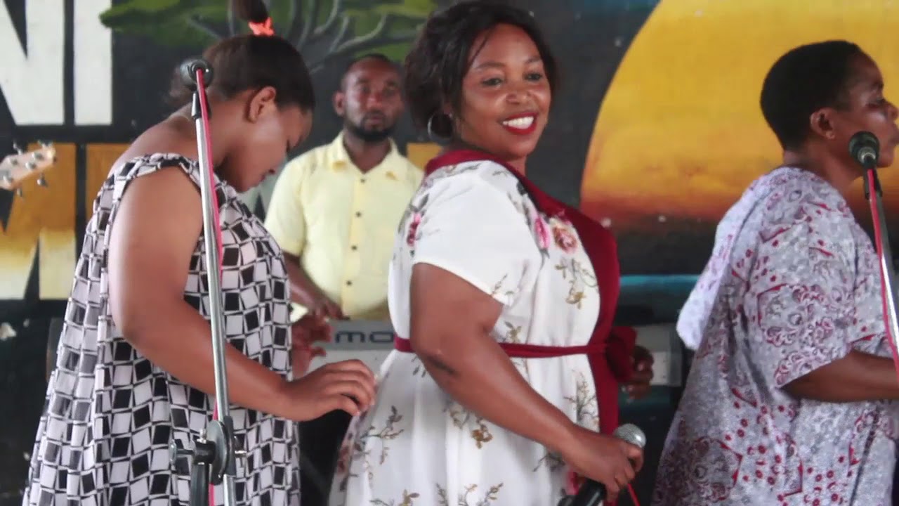 MTAZAME ALLY STAR AKIWA MAZOEZINI NA TOT BAND DAR CCM FAMILY DAY SI YAKUKOSA