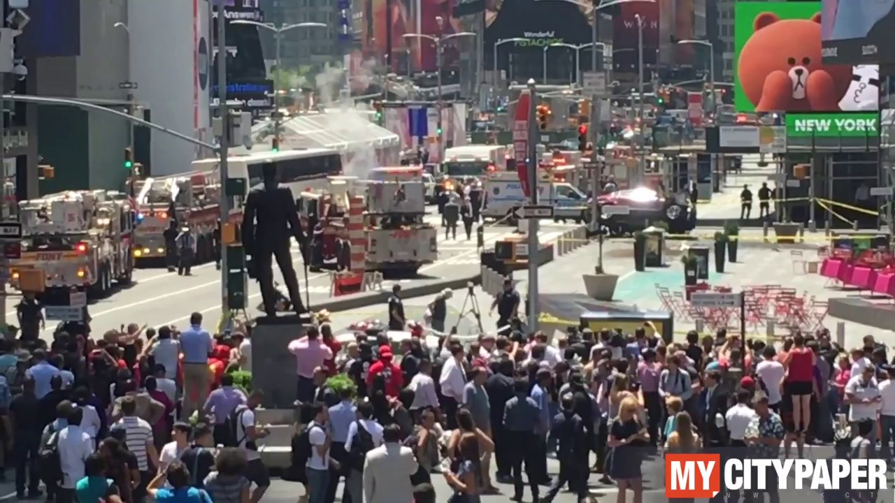 Car plows into pedestrians in Times Square - YouTube