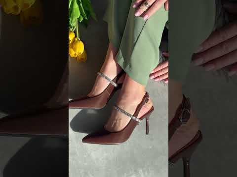 Шоколадні сатинові відкриті туфлі човники з декором, на шпильці, видео 3